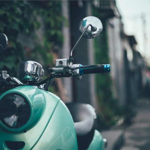 Scooterrijdster aangereden in Landgoederenbuurt