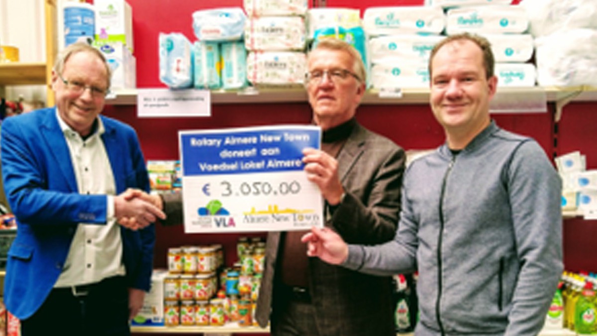Rotary New Town doneert VLA babyvoeding 