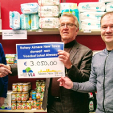 Rotary New Town doneert VLA babyvoeding 