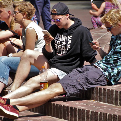 Jongere is bang om te bellen, 'appen en mailen is veiliger'