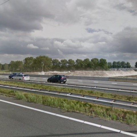 Opruimwerkzaamheden A6 na olie op de weg