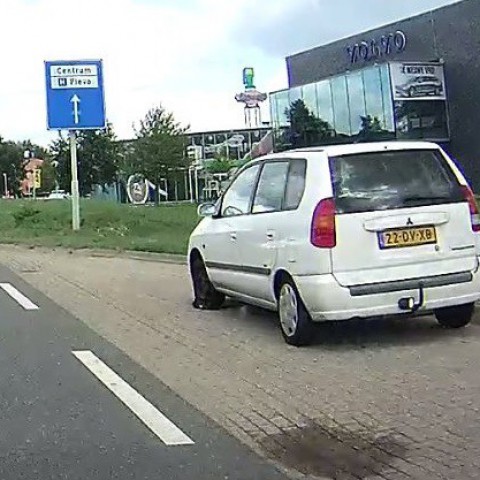 Auto met lekke band staat al maand naast Veluwedreef