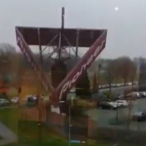 Omgevallen reclamezuil na acht maanden verwijderd