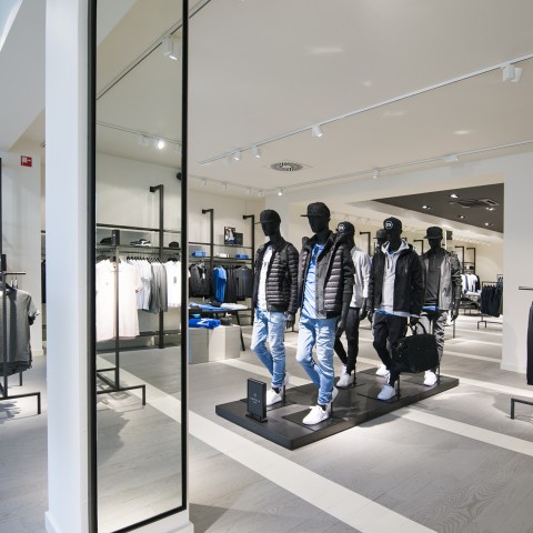 Kledingwinkel Costes feestelijk geopend 