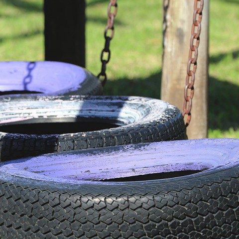 Oude autoband als versiering of speelgoed in de woonkamer