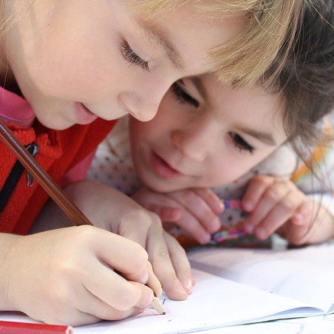 Leerlingen schrijven kaartjes voor asielkinderen
