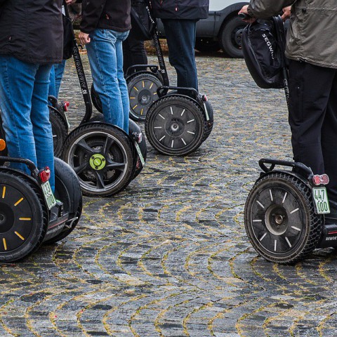 Politie de straat op met Segways