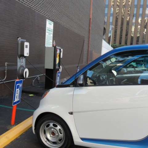 Aantal laadpalen elektrische auto's groeit in Almere
