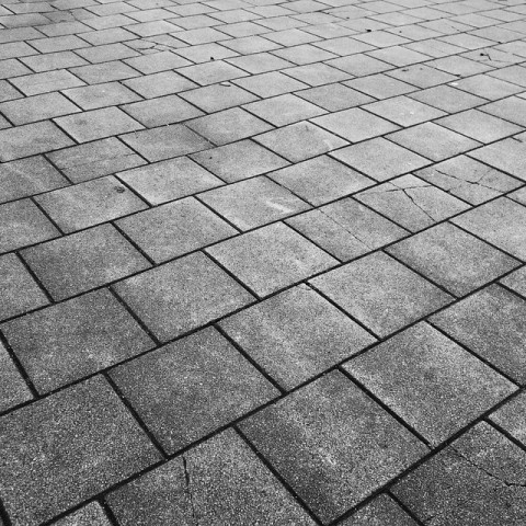 Inbrekers gooien stoeptegels door ruiten