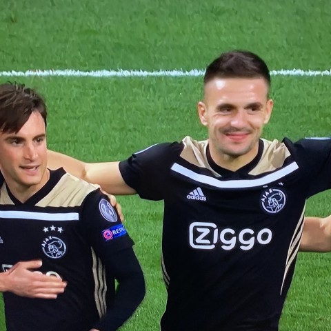 Ons Almere feliciteert AJAX met superstunt in Madrid!