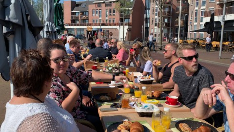 Terrassenseizoen Almere Haven geopend met een paasbrunch voor 160 genodigden