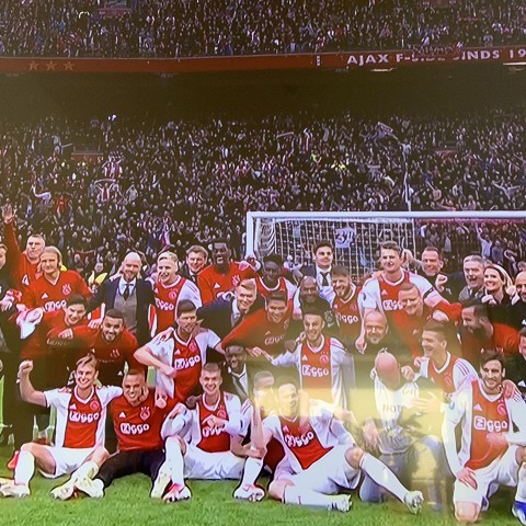 Ons Almere feliciteert AJAX met het officieuze kampioenschap!