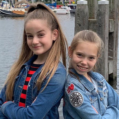 Twee jonge onderneemsters (11 en 12 jaar oud) stellen hun bedrijf KD Line 2.0 graag voor!