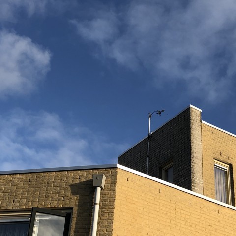 Onstuimig met zware windstoten.