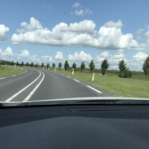 Flinke zonnige perioden en droog.