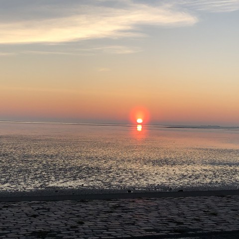 Tropisch warm met veel zon.