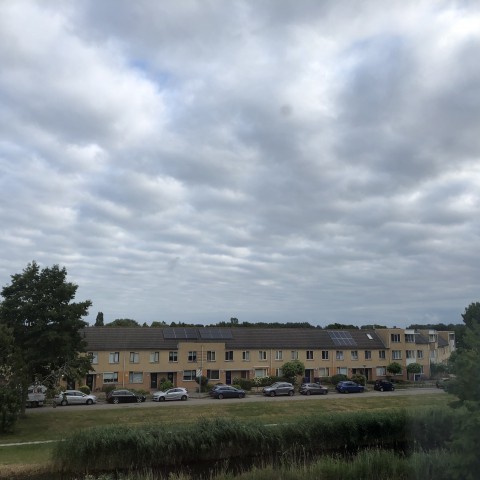 Wolkenvelden, later af en toe wat zon.