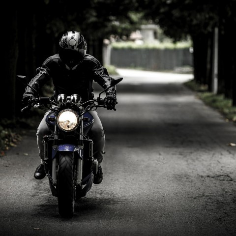 Motorrijder is te snel voor politiemotor