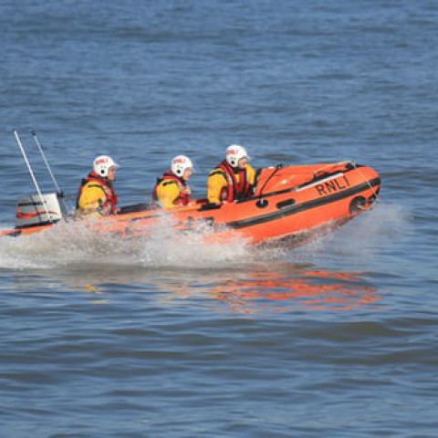 Duwboot gezonken op IJsselmeer bij Maximacentrale 