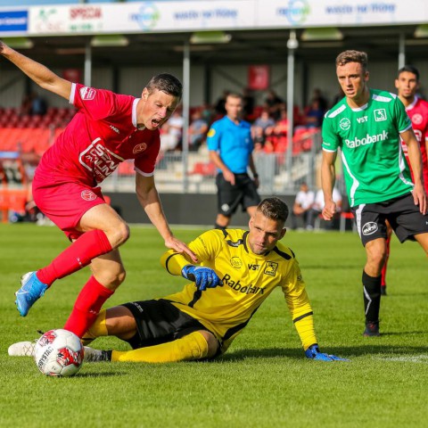 Jong komt schrik te boven tegen vv DOVO: 4-2