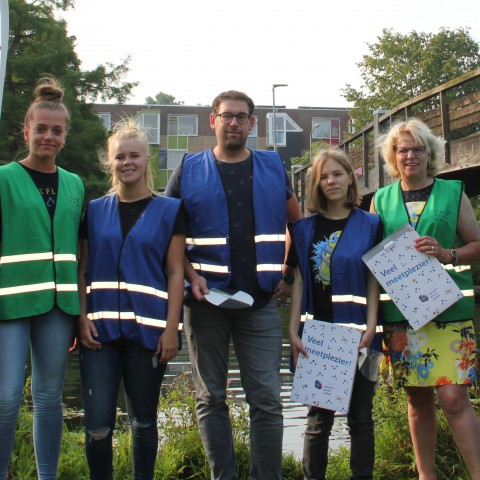 Stagiaires Stad & Natuur onderzoeken waterkwaliteit voor Almere meet water 