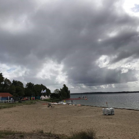 Zon, wolken met buien