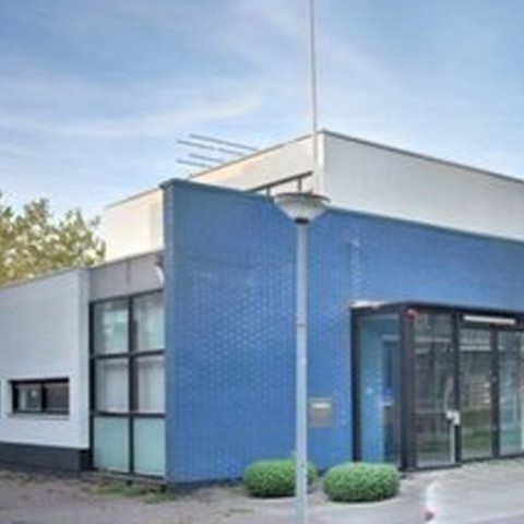 Eerste gemeentelijk monument krijgt schildje op gevel