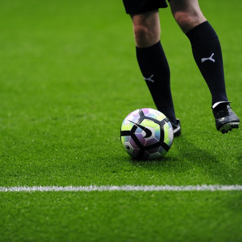 Voetbal erop los tijdens het voetbalkamp! 