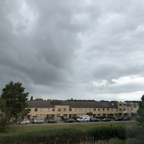 Wisselend bewolkt met wat regen.