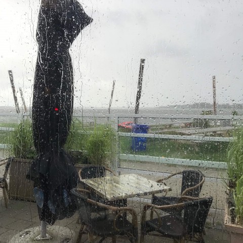 Eerst regen later buien.