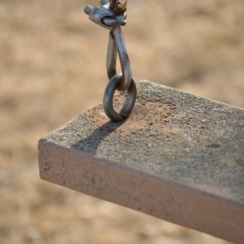 Nieuwe schommel voor speeltuin na diefstal 