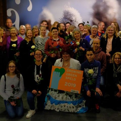 Vrijwilligers stad & natuur ontvangen growing green speld