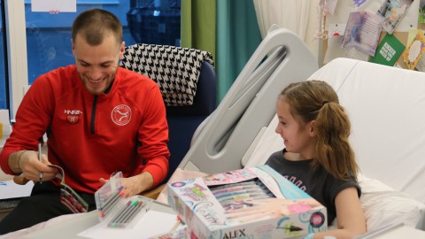 Spelers Almere City FC beuren jonge patiënten Flevoziekenhuis op
