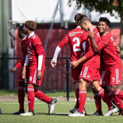 Spanning in Sneek: Jong wint enerverend duel (3-2)