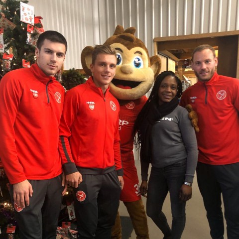 Almere City FC deelt voor kerst uit bij Voedselloket Almere