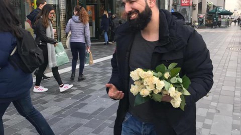 Familie deelt 800 rozen uit voor vrede