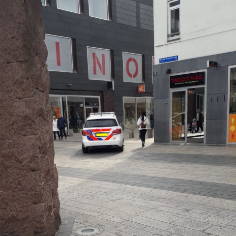 Politie naar Korte Promenade in Almere-Stad voor overal bij de Blokker