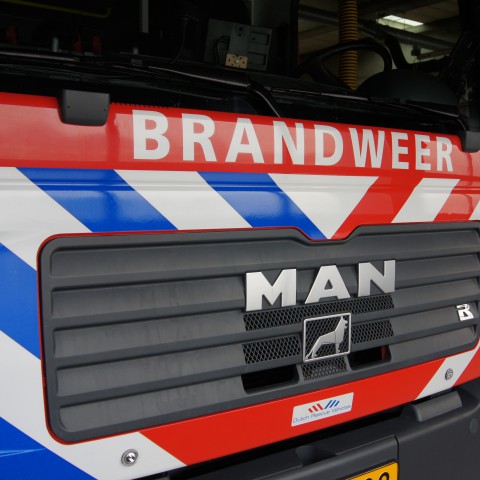 Autobrand op de parkeerplaats van Hippisch Centrum de Trek