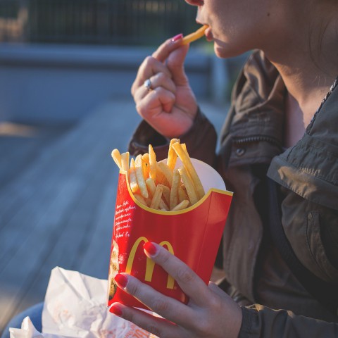 Trouwen tussen de frietjes en hamburgers 