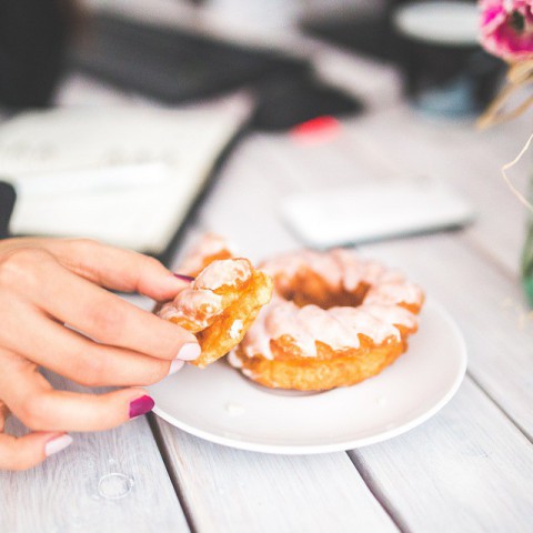 Tientallen Almeerders slapen op straat voor gratis donuts