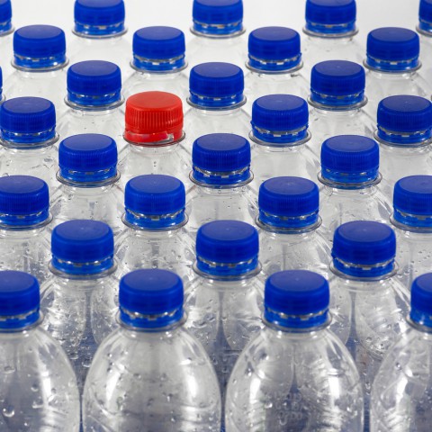 Vanwege milieu kopen mensen minder vlees en plastic flesjes
