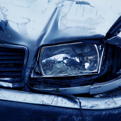 Auto over de kop bij werkzaamheden Havendreef