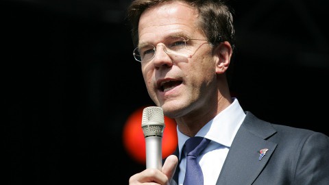 Minister-president Rutte en ministers Bruins en Grapperhaus in gesprek met KNVB