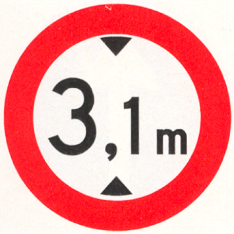 Bestelbusje klem onder spoorviaduct