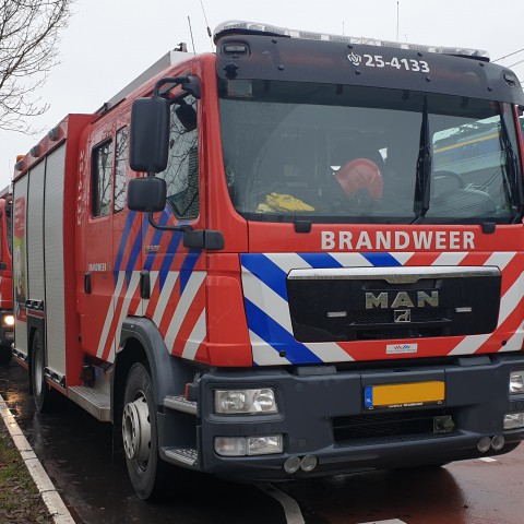 Gevel school in brand door wegbranden onkruid