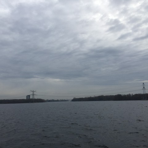 Zeer zacht bewolkt en steeds meer wind.