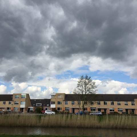 Af en toe zon met een enkele gure bui.