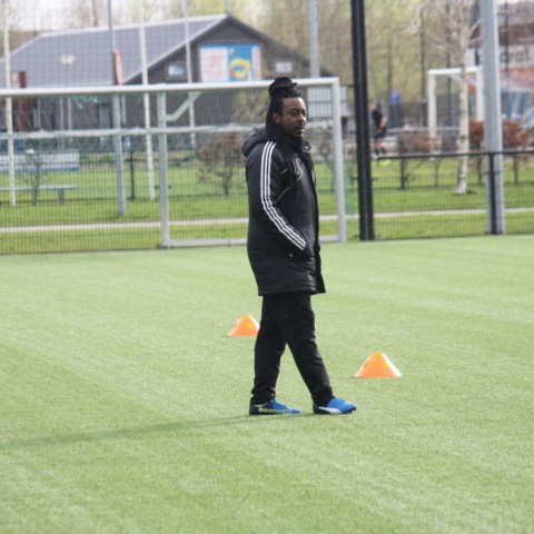 Oud-profvoetballer Darl Douglas neemt Forza Almere bij de hand