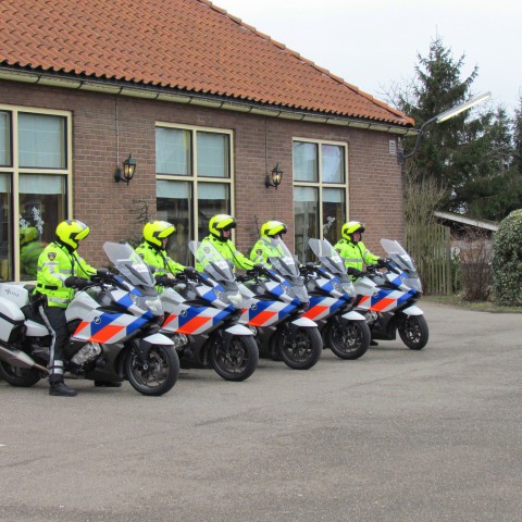 Dronken hardrijder rijdt zonder rijbewijs en verzekering op A6