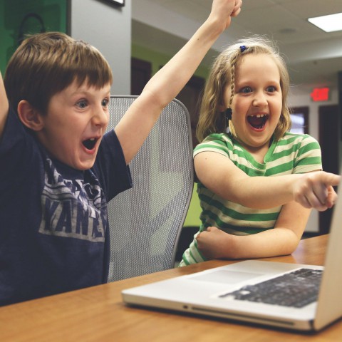 Almere City FC ondersteunt met laptops voor Learn2Work